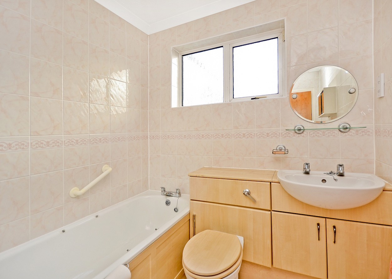 31 Glenfield Road, Cowdenbeath, KY4 9EP