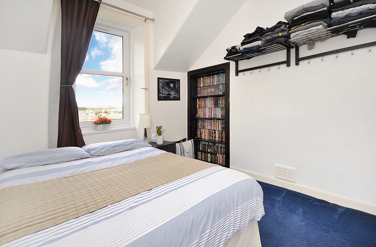 Left flat. 86 Thistle Street, Dunfermline, KY12 0JA