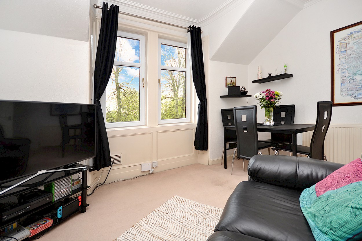 Left flat. 86 Thistle Street, Dunfermline, KY12 0JA