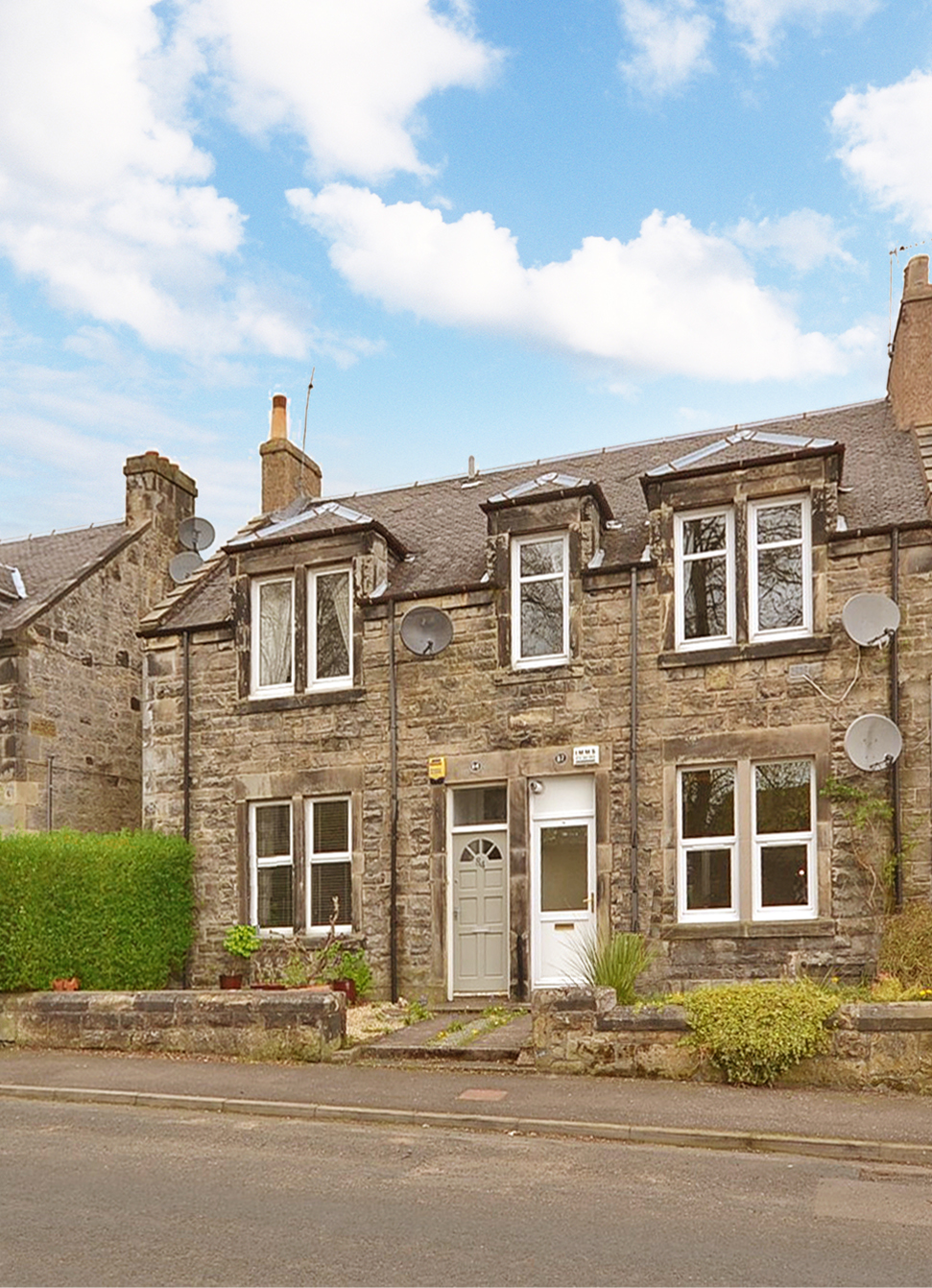 Left flat. 86 Thistle Street, Dunfermline, KY12 0JA