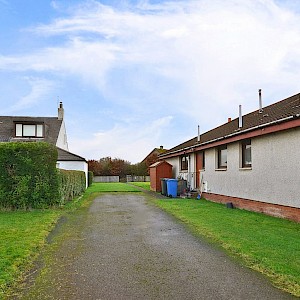 Thistle Daeus, Backmuir of Pitfirrane, Dunfermline, KY12 8QR