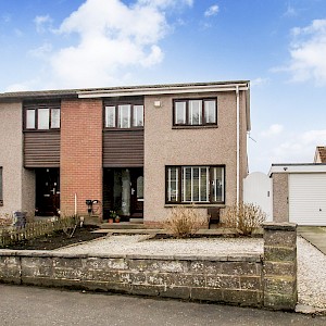 25 Knowehead Road, Crossford, KY12 8QF